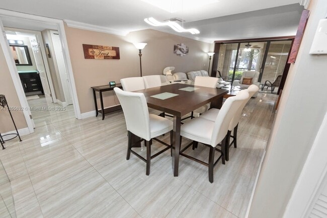 16251 Golf Club Rd in Weston, FL - Building Photo - Building Photo