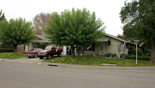 476 Lincoln Ave in Rohnert Park, CA - Building Photo - Building Photo