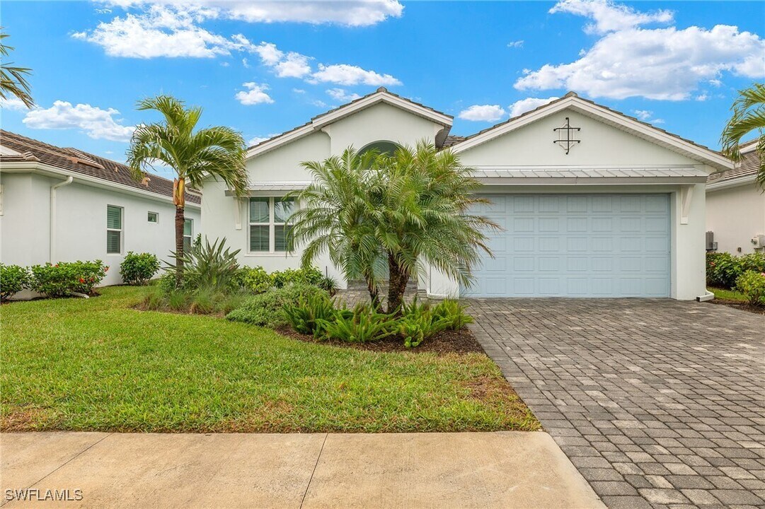 8880 Redonda Dr in Naples, FL - Foto de edificio