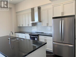 38 Hayeraft St in Whitby, ON - Building Photo - Building Photo