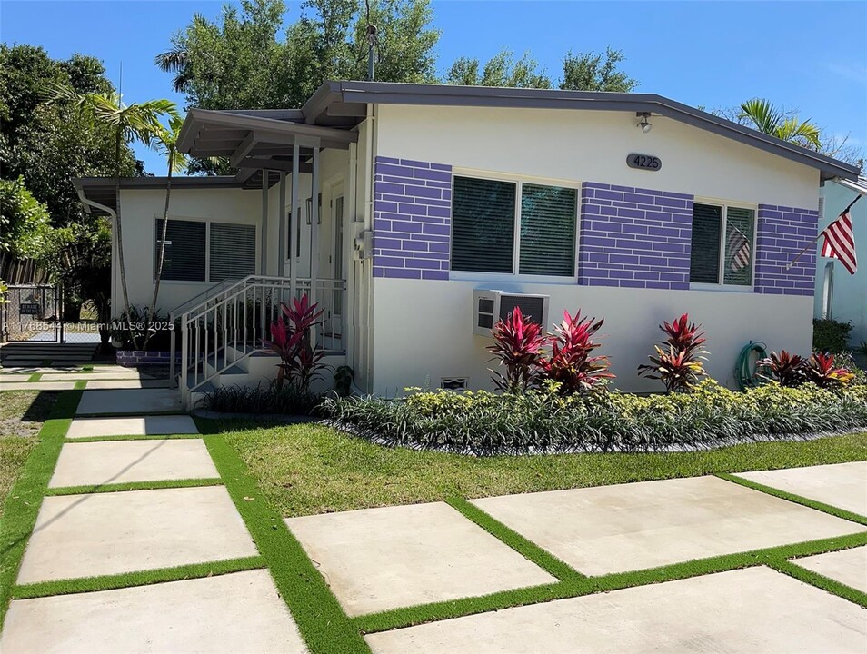4225 SW 62nd Ave in Miami, FL - Building Photo