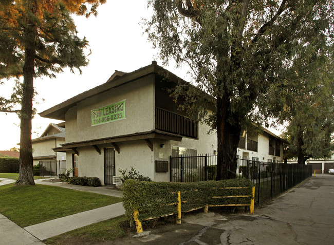 608 W Provential Dr in Anaheim, CA - Foto de edificio - Building Photo