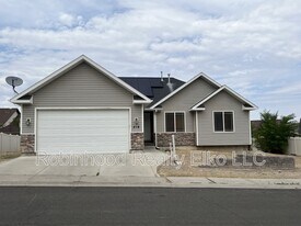 214 Brookwood Dr in Elko, NV - Building Photo