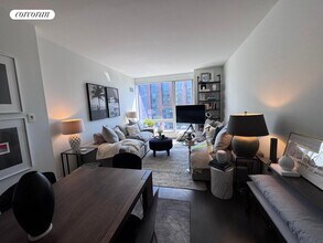 555 10th Ave in New York, NY - Building Photo - Building Photo
