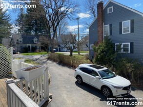 22 Cleveland Rd, Unit 1 in Wellesley, MA - Foto de edificio - Building Photo