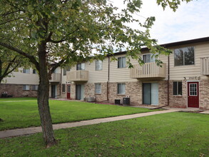 Olive Tree Apartments in Saginaw, MI - Building Photo - Building Photo