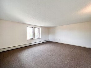 154 Wethersfield Ave / Jess Properties LLC in Hartford, CT - Building Photo - Interior Photo