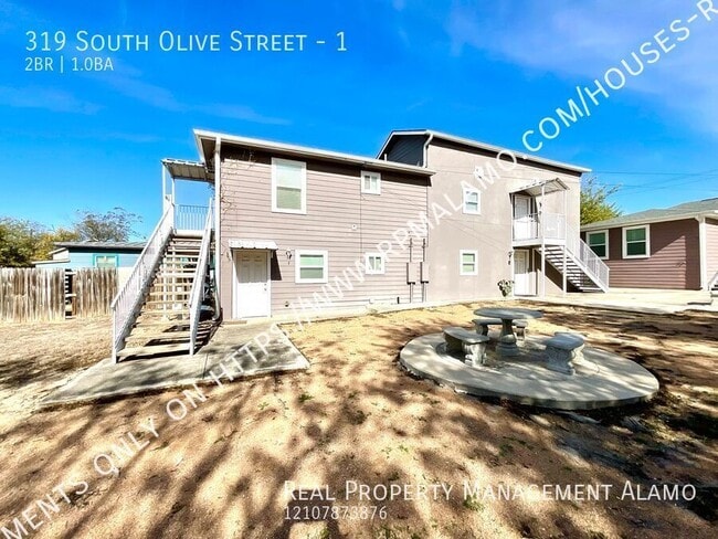 319 S Olive St in San Antonio, TX - Foto de edificio - Building Photo