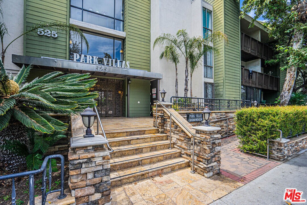 525 S Ardmore Ave in Los Angeles, CA - Building Photo