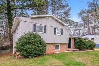 694 Dixon Rd in Jonesboro, GA - Building Photo - Building Photo