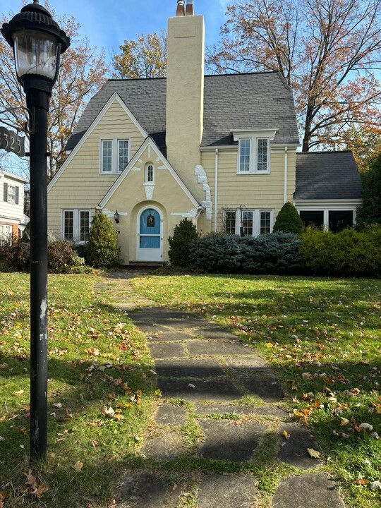 3323 Ingleside Rd in Shaker Heights, OH - Building Photo