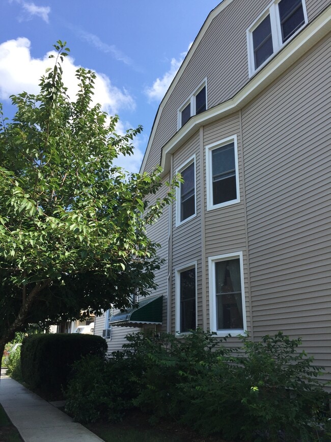 10 Gould Plz, Unit 2ndfloor in Caldwell, NJ - Building Photo - Building Photo