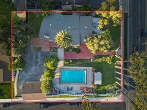 8647 Corbin Ave in Winnetka, CA - Foto de edificio - Building Photo