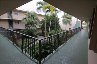10525 SW 112th Ave, Unit 216 in Miami, FL - Building Photo