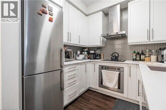 2087 Fairview St in Burlington, ON - Building Photo - Building Photo