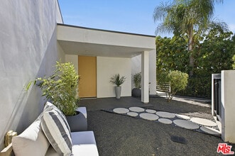 6390 Quebec Dr in Los Angeles, CA - Building Photo - Building Photo