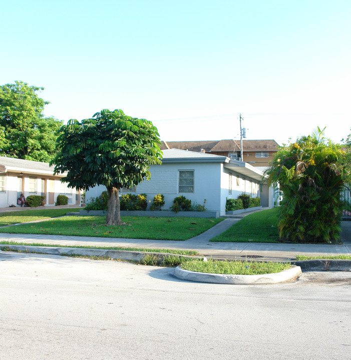 2359 NE 172nd St in North Miami Beach, FL - Building Photo