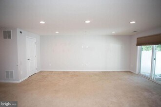 1036 Regency Pl in Washington Township, NJ - Building Photo - Building Photo