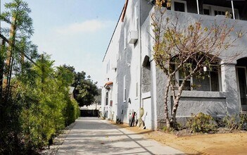 2541 Burnside Ave in Los Angeles, CA - Building Photo - Building Photo