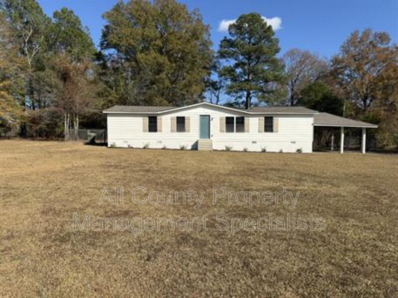 1055 Motley Rd in Hopkins, SC - Building Photo