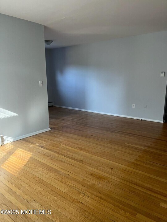 1 Azalea Ct in Eatontown, NJ - Building Photo