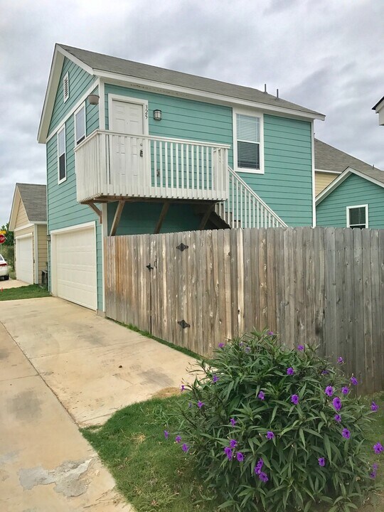 325 Trestle Tree in San Marcos, TX - Building Photo