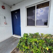 8540 N Sherman Cir in Miramar, FL - Foto de edificio - Building Photo