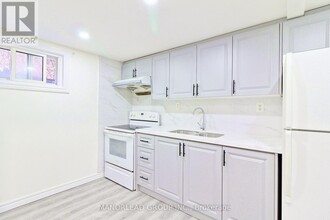 126 Wishing Well Dr in Toronto, ON - Building Photo - Building Photo