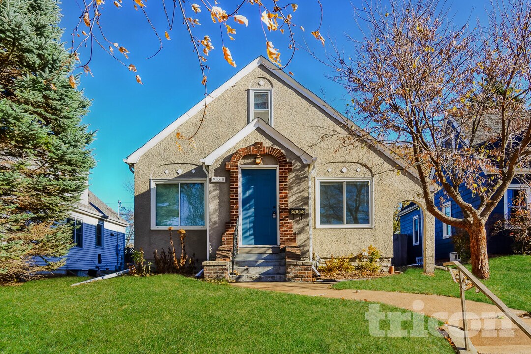 906 Cherokee Ave in West St. Paul, MN - Building Photo