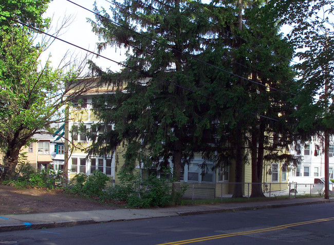 5 Burton St in Chicopee, MA - Foto de edificio - Building Photo