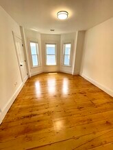 39 Goldsmith St, Unit 3 in Boston, MA - Foto de edificio - Building Photo