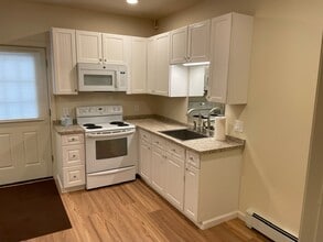 31 Elm Hill Rd, Unit Apartment 2 in Vernon, CT - Foto de edificio - Building Photo