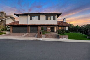 5952 Woodland View Dr in Woodland Hills, CA - Building Photo
