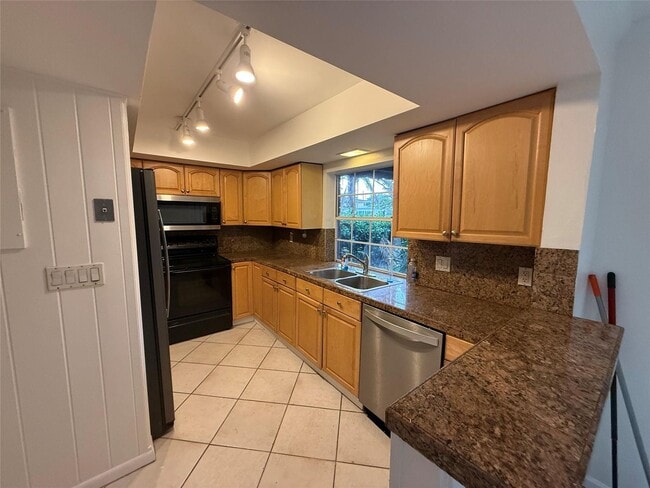 619 Kensington Pl in Wilton Manors, FL - Building Photo - Building Photo