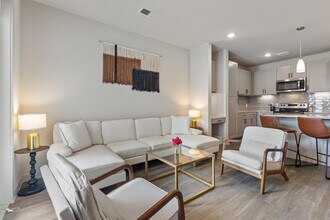 5820 1/2 Cameron Rd in Austin, TX - Foto de edificio - Building Photo