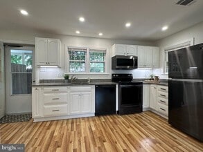 411 Hampton Ct in Falls Church, VA - Foto de edificio - Building Photo