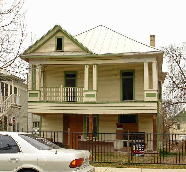 211 E Courtland Pl in San Antonio, TX - Building Photo - Building Photo