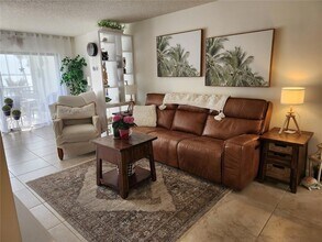 6287 Bahia Del Mar Cir N, Unit 210 in St. Petersburg, FL - Foto de edificio - Building Photo