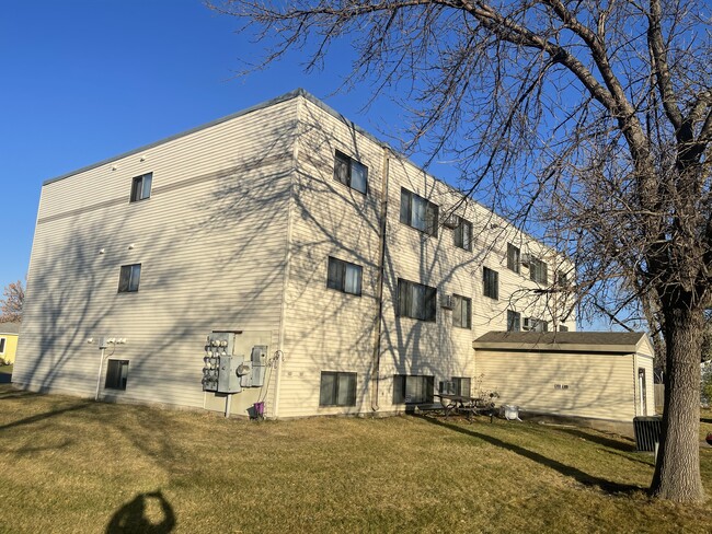 404-408 Sunrise Cir in Moorhead, MN - Building Photo - Building Photo