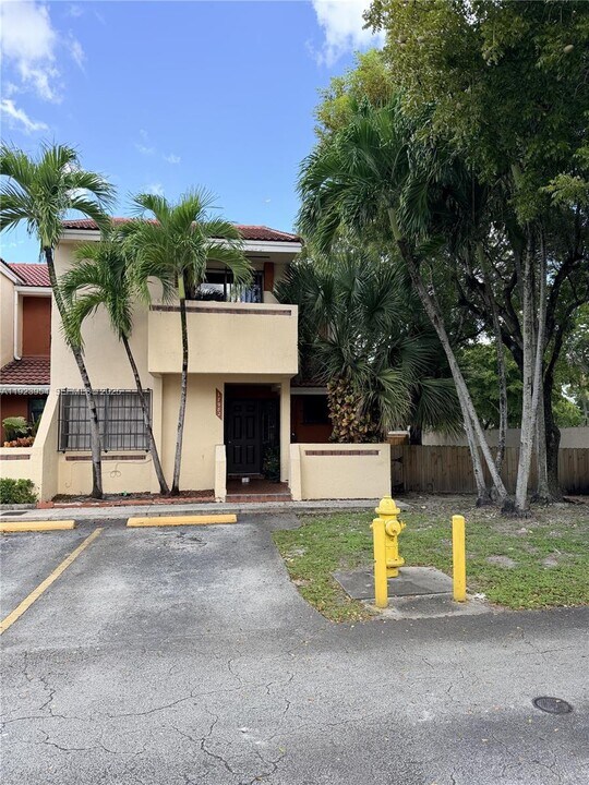 17982 NW 68th Ave in Hialeah, FL - Building Photo