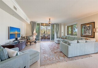 2728 Tiburon Blvd E in Naples, FL - Foto de edificio - Building Photo