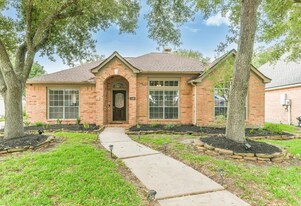 119 Misty Morning in League City, TX - Building Photo