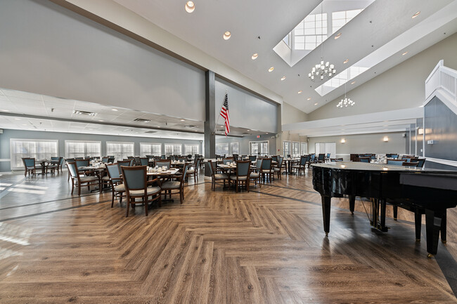 New England Club Independent Senior Living in Cincinnati, OH - Foto de edificio - Interior Photo