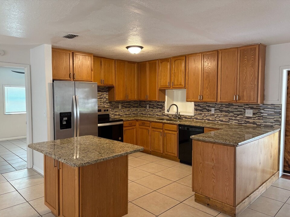 3099 Deltona Blvd in Spring Hill, FL - Building Photo
