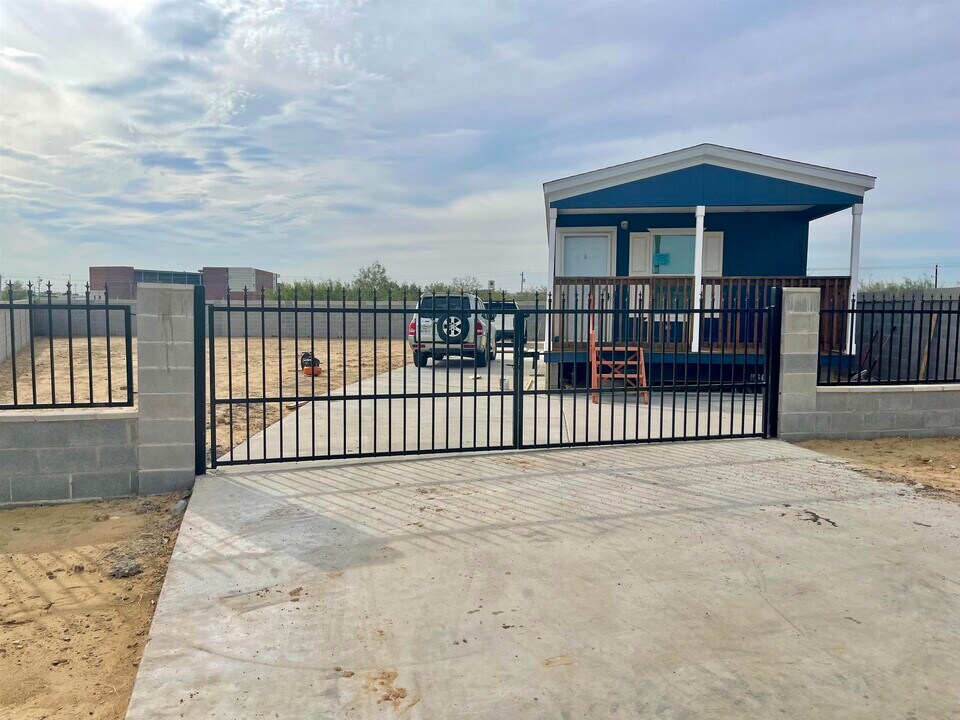 4201 Santa Maria Ave in Laredo, TX - Building Photo