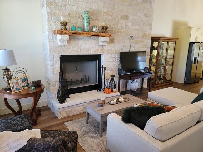 1248 Lakeshore Dr in Spicewood, TX - Building Photo - Building Photo