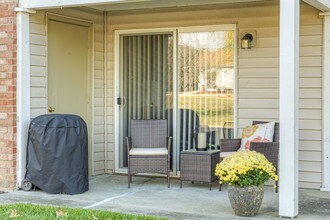 Castleton Manor Apartments in Indianapolis, IN - Foto de edificio - Building Photo