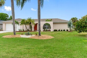 6438 Lake Sunrise Dr in Apollo Beach, FL - Building Photo - Building Photo