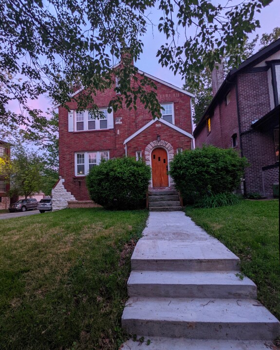5800 Pershing Ave in St. Louis, MO - Building Photo