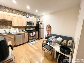 24 S Huntington Ave, Unit 2 in Boston, MA - Foto de edificio - Building Photo
